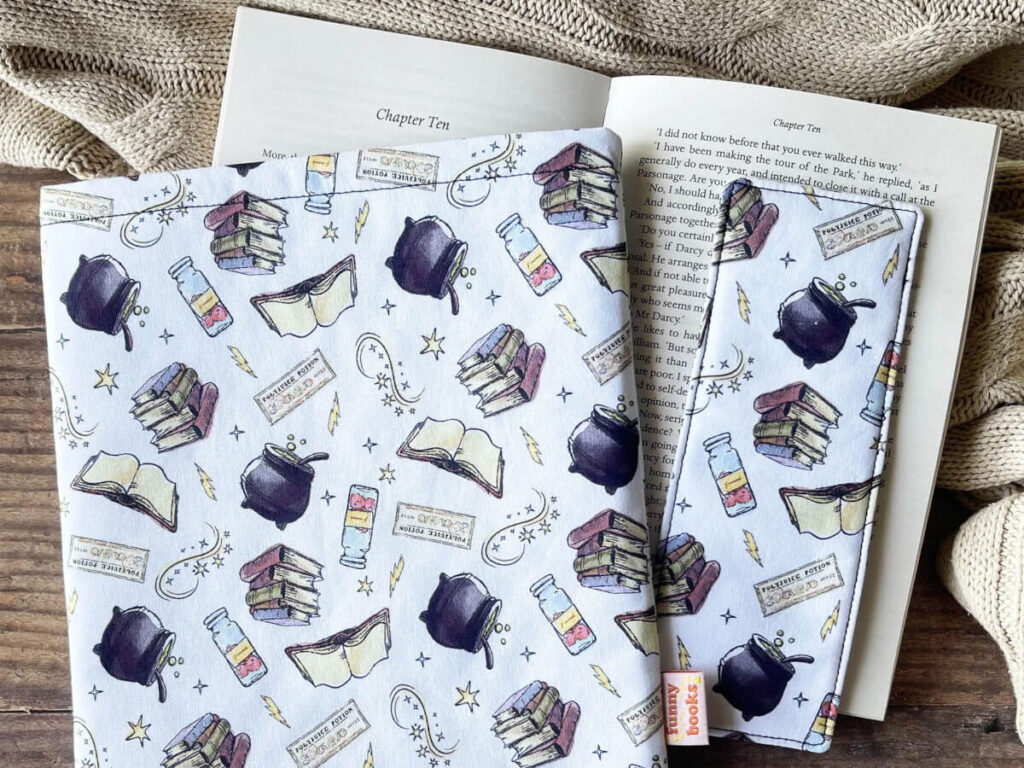 Book sleeve made from Harry Potter motif fabric by FunnyBooksPT