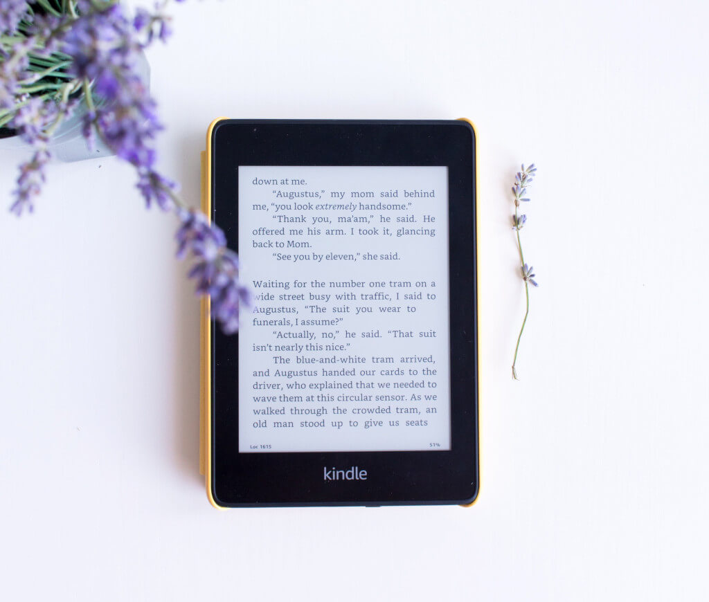 Kindle i fioletowy kwiat flatlay