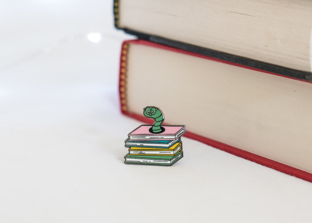 Bookworm Emaille Pin von Bona Fide Bookworm