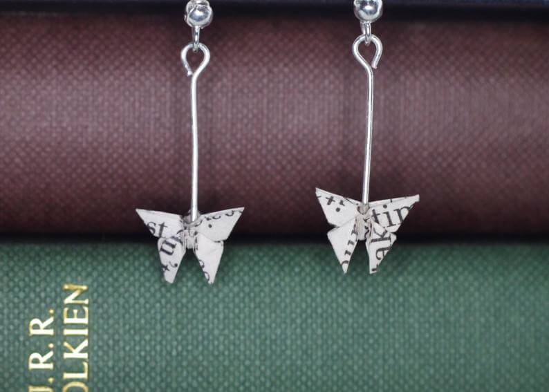  Boucles d'oreilles papillon en origami faites à partir de pages de livre par la boutique Paper Circus 