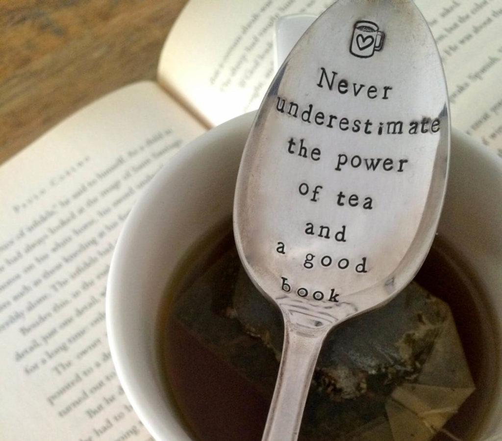Cucchiaio da tè stampato a mano con book lovers citazione di Stamped Glassa