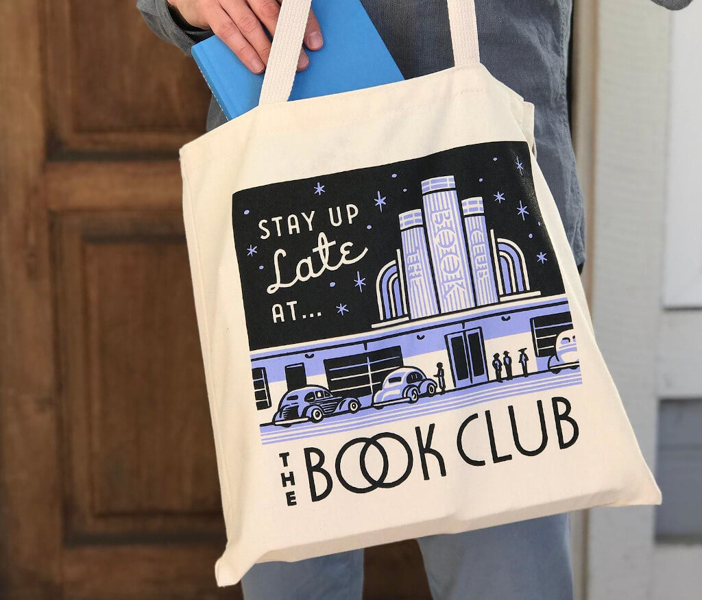  Tote bag reading "Stay up late at the book club" a meglehetősen lelkes
