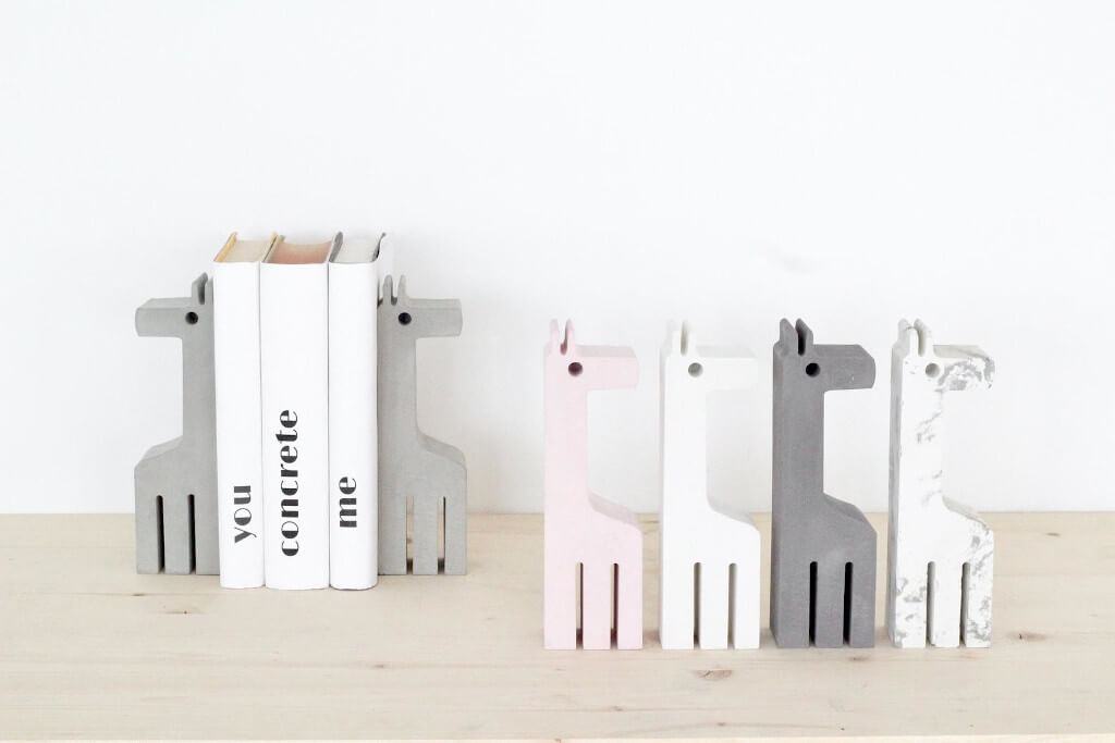 Giraffe-shaped bookends made of concrete by YouConcreteMeShop