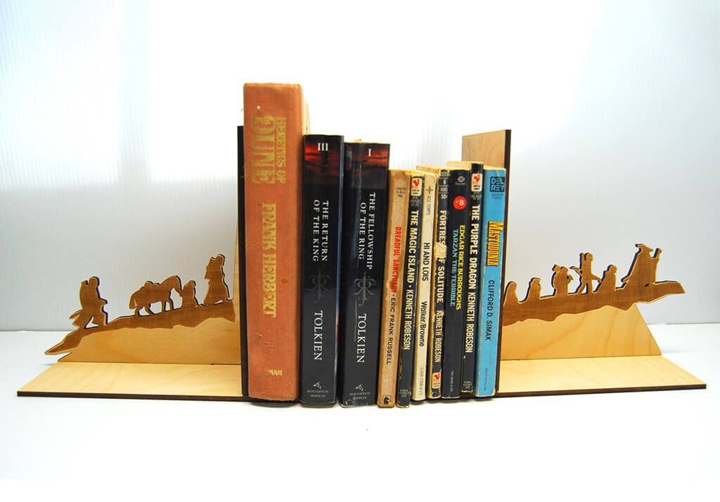 Wooden bookends with Lord of the Rings characters hiking up a mountain by EvasCustomEtching