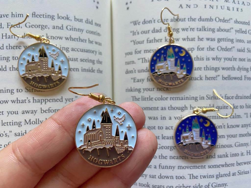 Round enamel earring with image of Hogwarts castle by EveryFelt