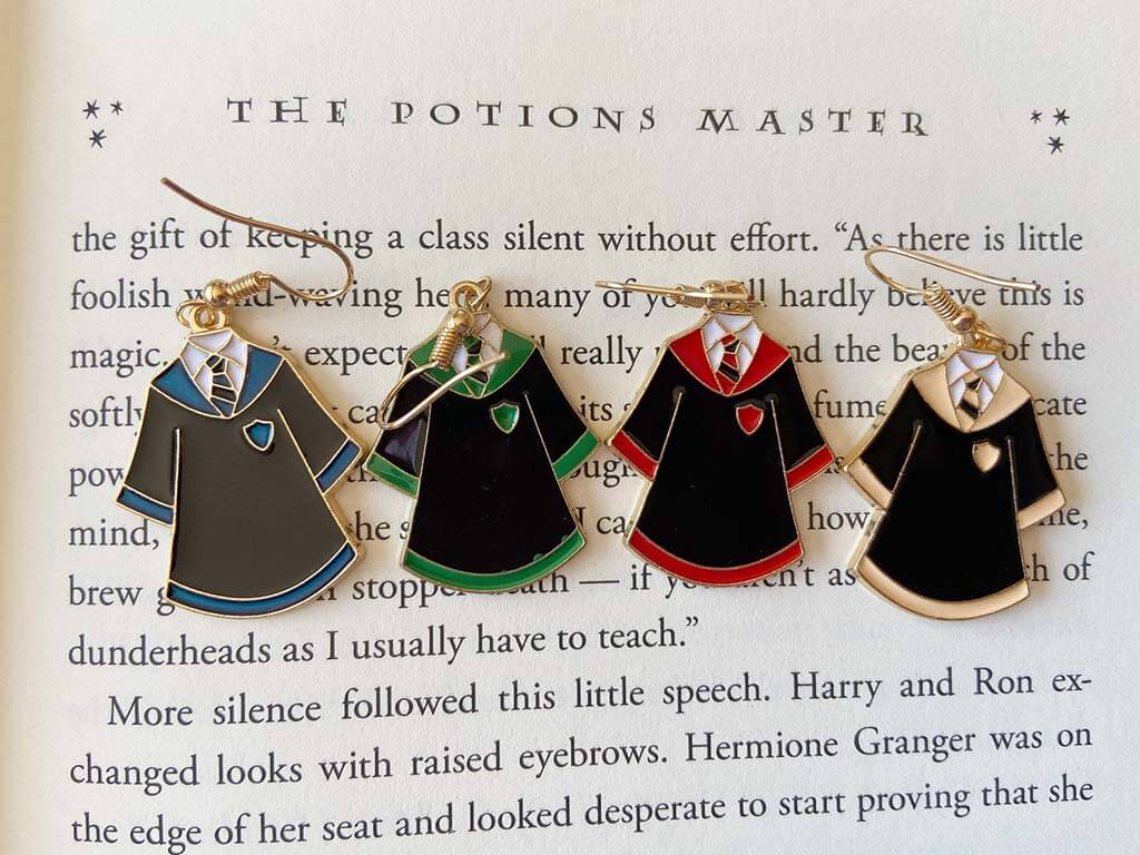 Earrings in the shape of wizard robes with Hogwarts House colors by EveryFelt